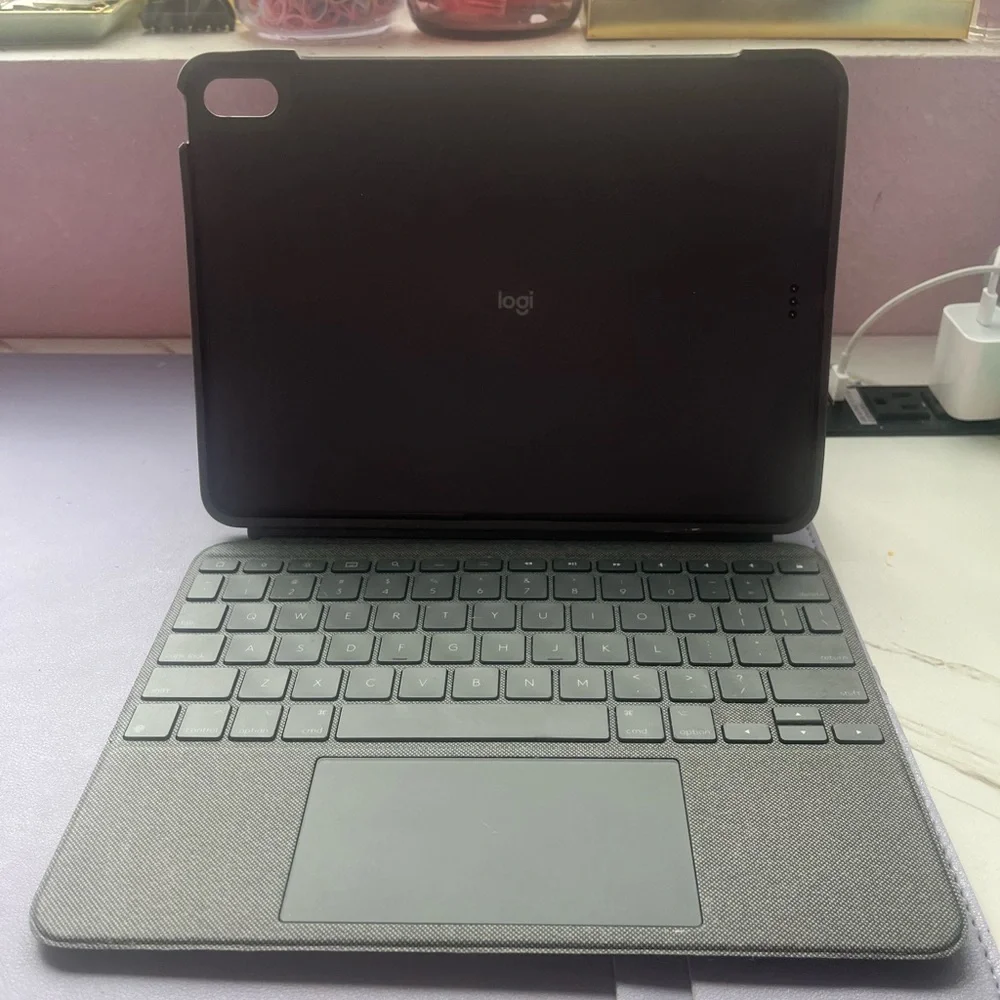 Logitech Ipad Air 4th/5th versions Touch Keyboard Case